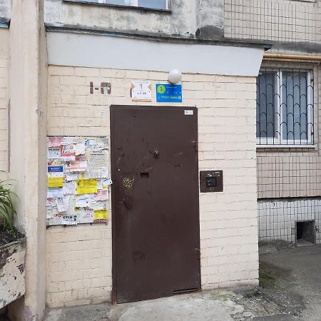 Посуточно мини-студия метро Минская Киев Экстерьер фото
